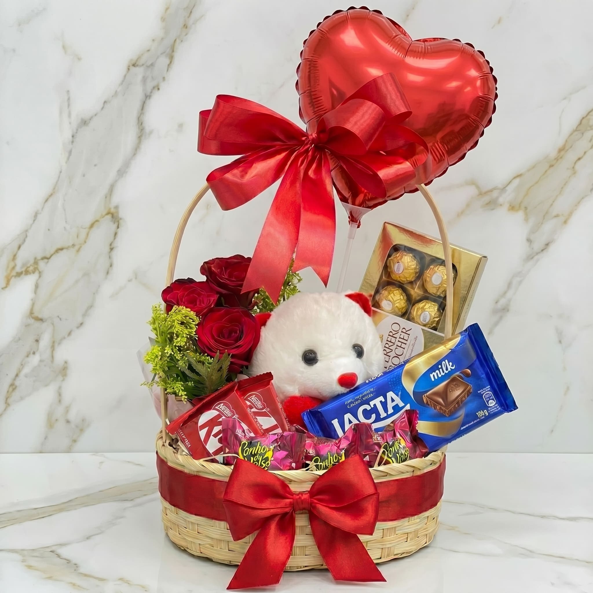 Cesta Urso com Rosas Vermelhas, KitKat, Ferrero Rocher, Lacta e Balão Coração — Dia dos Namorados