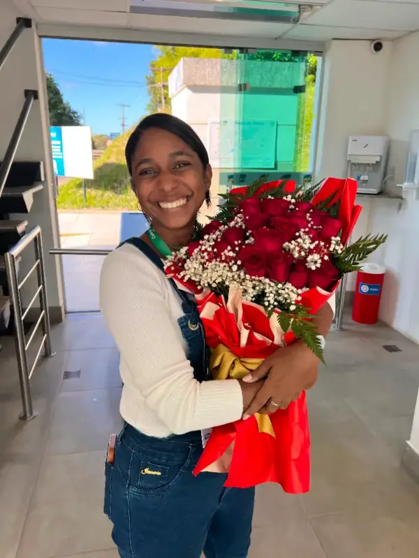 Foto real da entrega do buquê de 12 rosas do Rafael M.